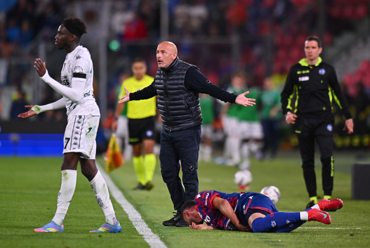 BOLOGNA, ITALY - APRIL 24: Vincenzo Italiano, Head Coach of Bologna, reacts during the coppa Italia Semi Final match between Bologna FC and Empoli at Renato Dall'Ara Stadium on April 24, 2025 in Bologna, Italy. (Photo by Alessandro Sabattini/Getty Images)