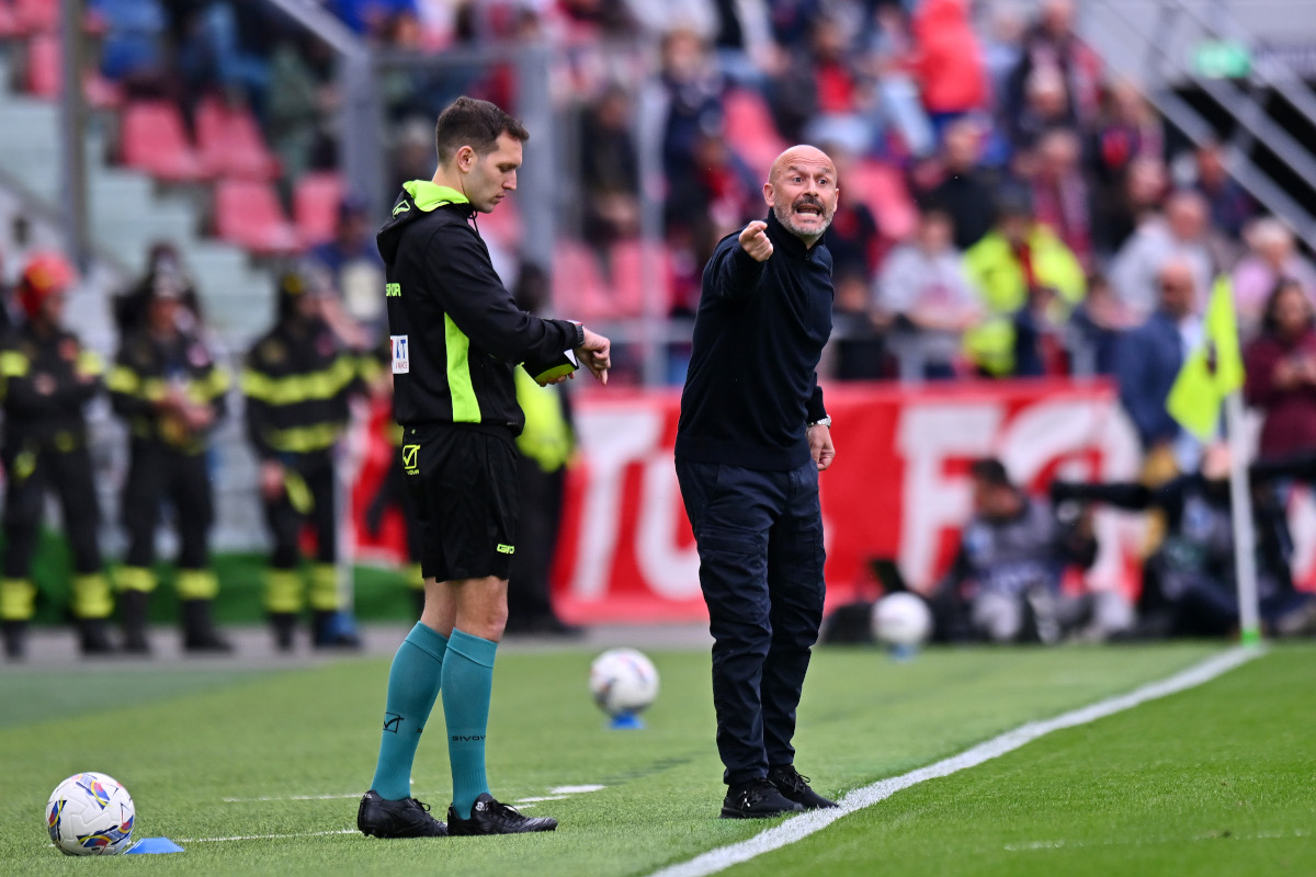 BOLOGNA, ITALY - APRIL 20: Vincenzo Italiano, Head Coach of Bologna, gestures as he gives the team instructions during the Serie A match between Bologna and FC Internazionale at Stadio Renato Dall'Ara on April 20, 2025 in Bologna, Italy. (Photo by Alessandro Sabattini/Getty Images)