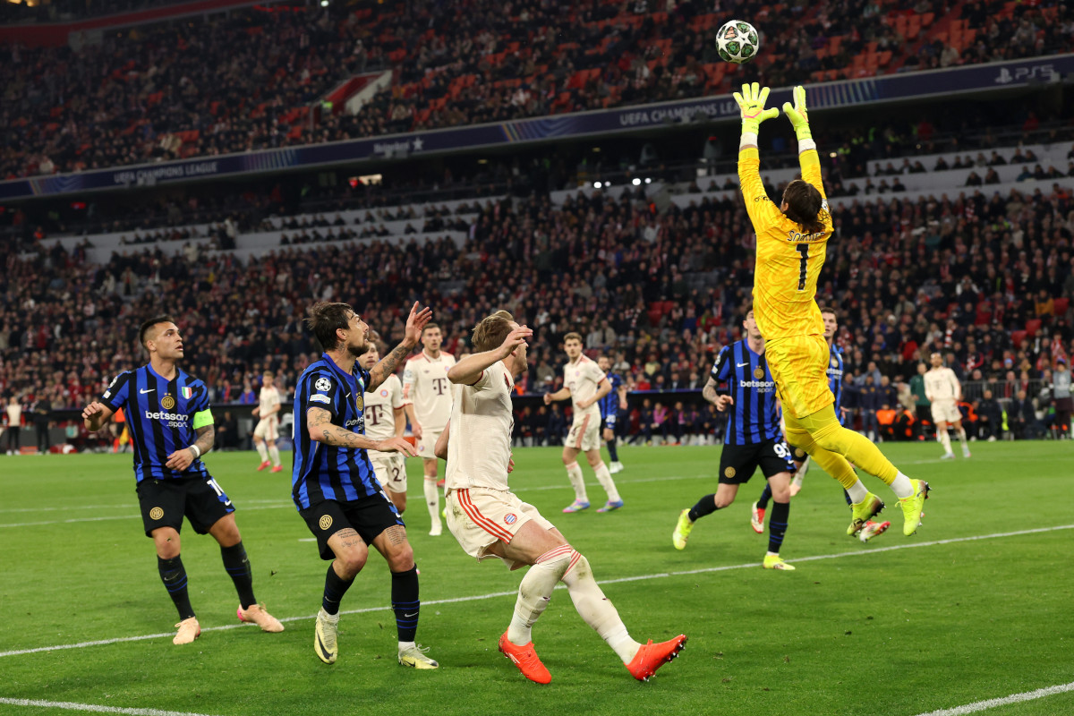 MUNICH, GERMANY - APRIL 08: Yann Sommer of FC Internazionale attempts to catch the ball during the UEFA Champions League 2024/25 Quarter Final First Leg match between FC Bayern München and FC Internazionale Milano at Fussball Arena Muenchen on April 08, 2025 in Munich, Germany. (Photo by Alexander Hassenstein/Getty Images)