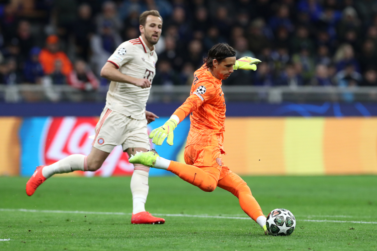 MILAN, ITALY - APRIL 16: Yann Sommer of FC Internazionale clears the ball under pressure from Harry Kane of Bayern Munich during the UEFA Champions League 2024/25 Quarter Final Second Leg match between FC Internazionale Milano and FC Bayern München at San Siro on April 16, 2025 in Milan, Italy. (Photo by Marco Luzzani/Getty Images)
