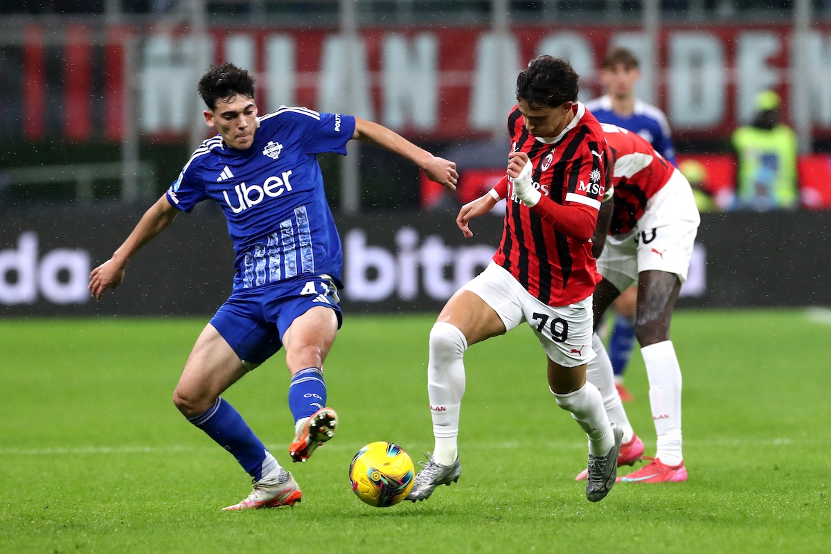 Milan, Italië - 15 maart: Joao Felix van AC Milan wordt uitgedaagd door Alex Valle van Como tijdens de Serie A -wedstrijd tussen AC Milan en Como in Stadio Giuseppe Meazza op 15 maart 2025 in Milan, Italië. (Foto door Marco Luzzani/Getty -afbeeldingen)