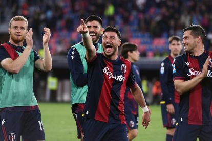 Bologna, Italia - 20 April: Riccardo Orsolini dari Bologna merayakan kemenangan setelah mengalahkan FC International 1-0 dalam pertandingan Serie A Bethaeen Bologna dan FC International di Stadio Renato Dall'ara pada 20 April 2025 di Bologna, Italia. (Foto oleh Alessandro Sabattini/Getty Images)