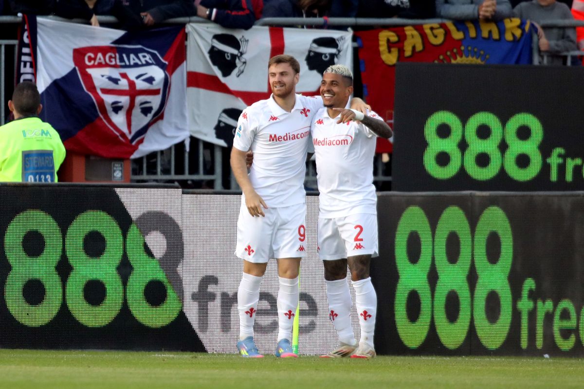 CAGLIARI, ITALY - APRIL 23: Lucas Beltran of Fiorentina scores his goal 1-2 during the Serie A match between Cagliari and Fiorentina at Sardegna Arena on April 23, 2025 in Cagliari, Italy. (Photo by Enrico Locci/Getty Images)