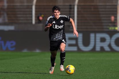 MARCH 08: Alex Valle 1907 in action during the Serie A match between Como and Venezia at Stadio G. Sinigaglia on March 08, 2025, Italy. (Photo by Francesco Scaccianoce/Getty Images)