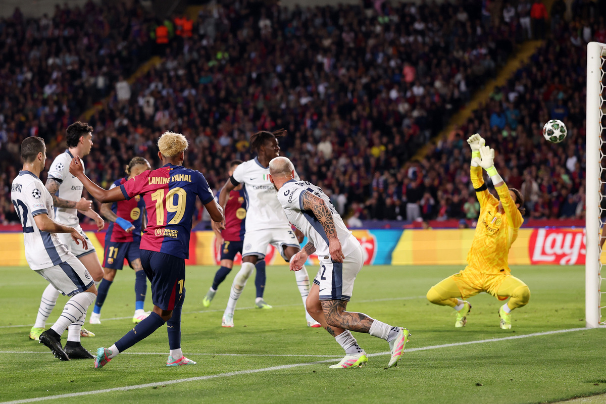 Barcelone, Espagne - 30 avril: Yann Sommer du FC Interazionale sauve un tir de Lamine Yamal du FC Barcelone lors de la Match semi-finale de la Ligue des champions de l'UEFA 2024/25 entre le FC Barcelone et le FC Interazionale Milano à Estadi Olimpic Lluis Companys le 30 avril 2025 à Barcelona, Spain. (Photo de Carl Reine / Getty Images)
