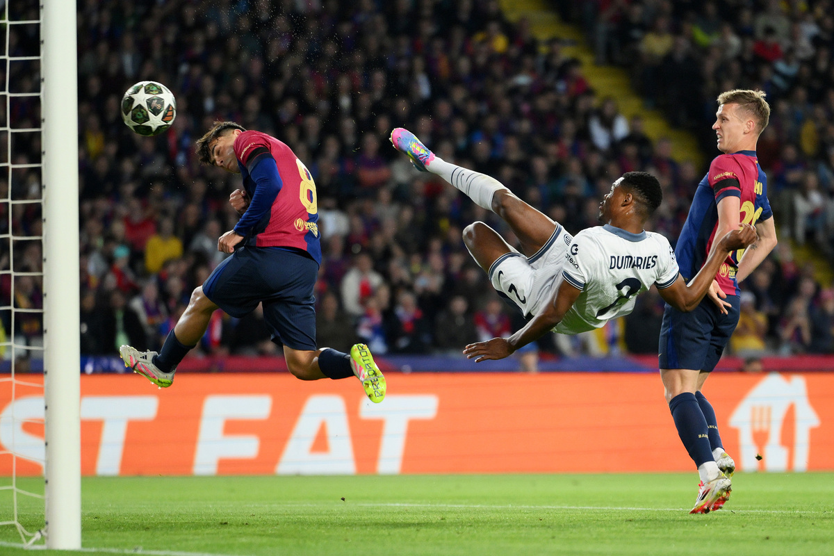Video: Dumfries doubles Inter advantage against Barcelona with overhead kick for 2-0