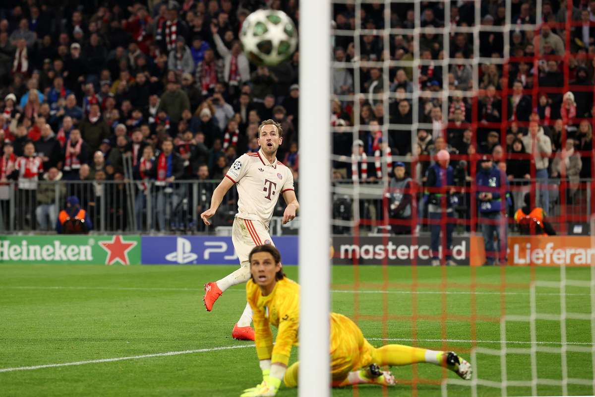 MUNICH, GERMANY - APRIL 08: Harry Kane of Bayern Munich misses a chance, as Yann Sommer of FC Internazionale looks on, after trying to make the save during the UEFA Champions League 2024/25 Quarter Final First Leg match between FC Bayern München and FC Internazionale Milano at Fussball Arena Muenchen on April 08, 2025 in Munich, Germany. (Photo by Alexander Hassenstein/Getty Images)