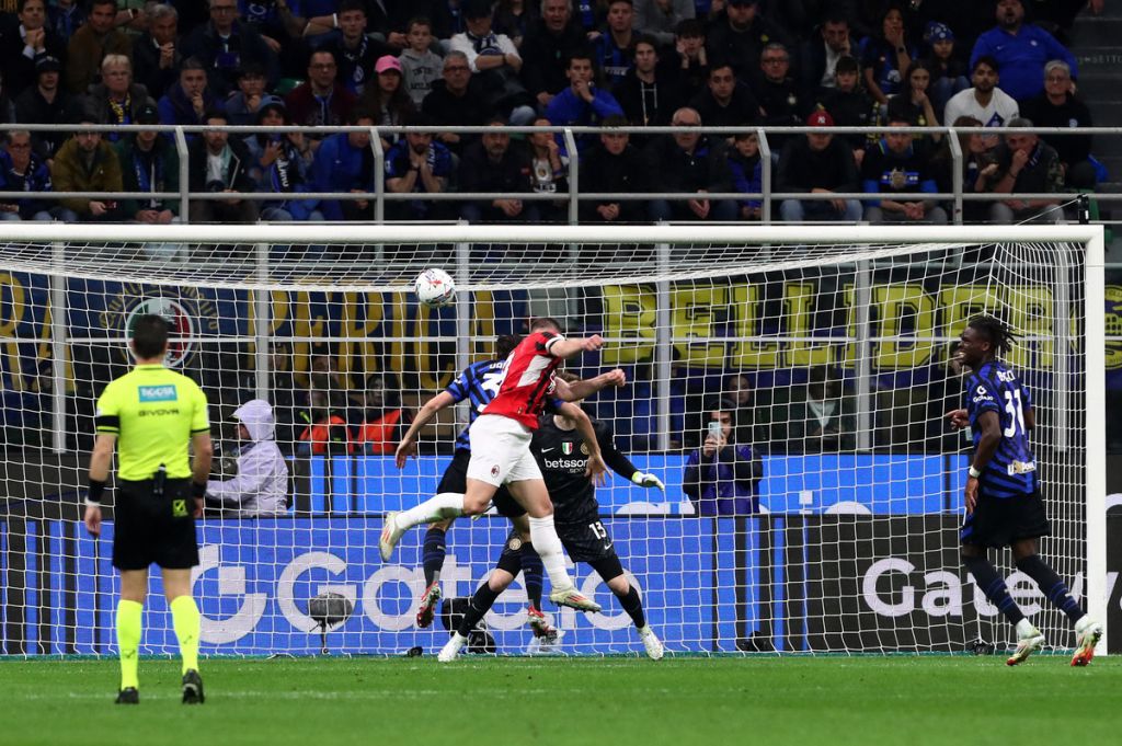 MILAN, ITALY - APRIL 23: Luka Jovic of AC Milan scores his team`s first goal past Josep Martinez of FC Internazionale during the coppa Italia Semi Final match between FC Internazionale and AC Milan at Stadio Giuseppe Meazza on April 23, 2025 in Milan, Italy. (Photo by Marco Luzzani/Getty Images)