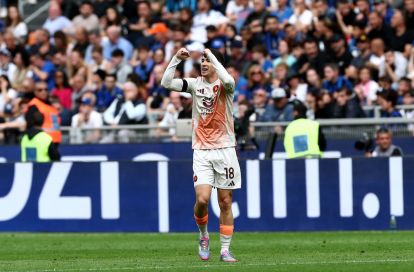 MILAN, ITALIA - 27 APRIL: Matías Soule dari AS Roma merayakan gol pertama timnya dalam pertandingan Serie A antara FC Internazionale dan AS Roma di Stadio Giuseppe Meazza pada 27 April 2025 di Milan, Italia. (Foto oleh Marco Luzzani/Getty Images)