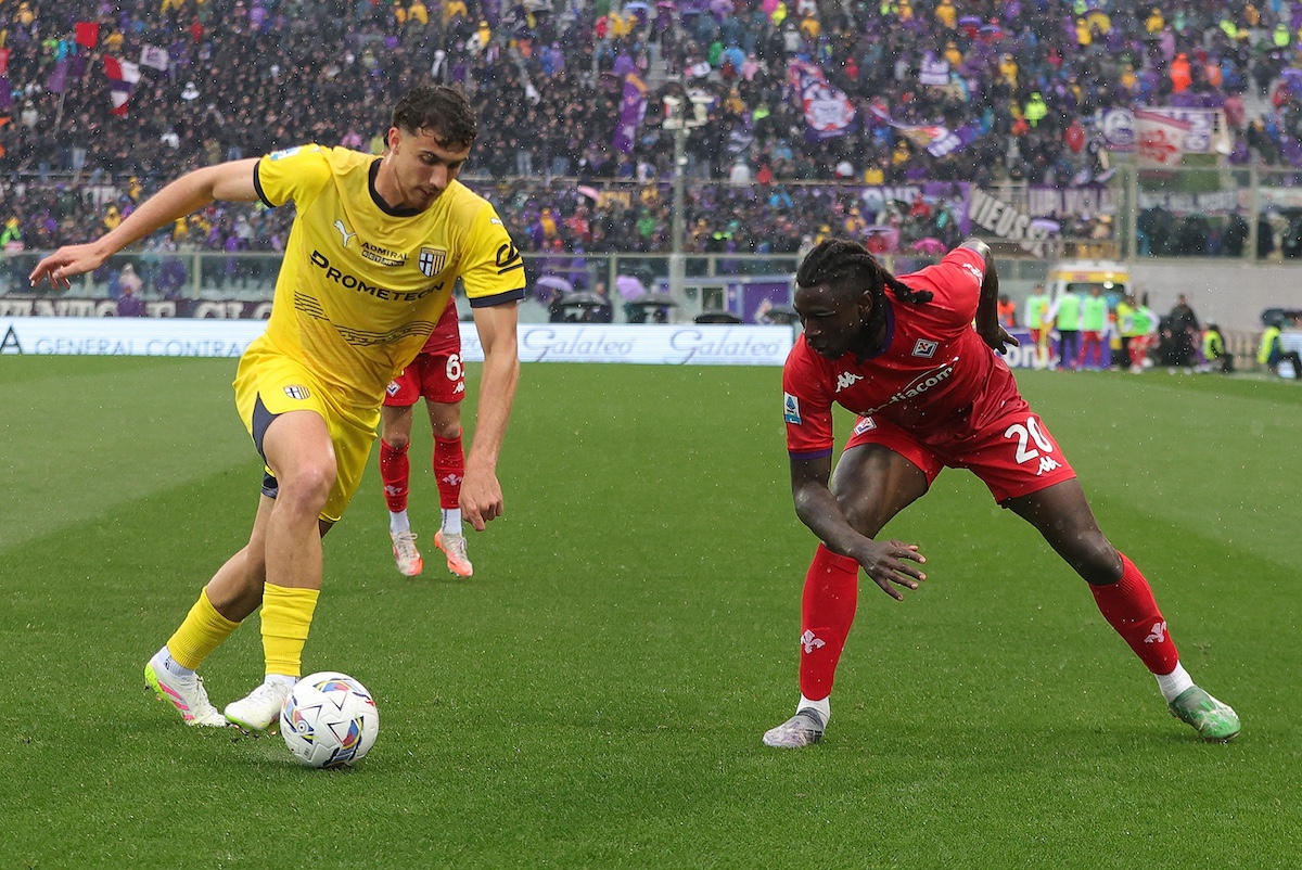 Florence, Italie - 13 avril: Giovanni Leoni de Parme en action contre Moise Kean d'ACF Fiorentina pendant le match de Serie A entre Fiorentina et Parme au Stadio Artemio Franchi le 13 avril 2025 à Florence, en Italie. (Photo de Gabriele Maltinti / Getty Images)