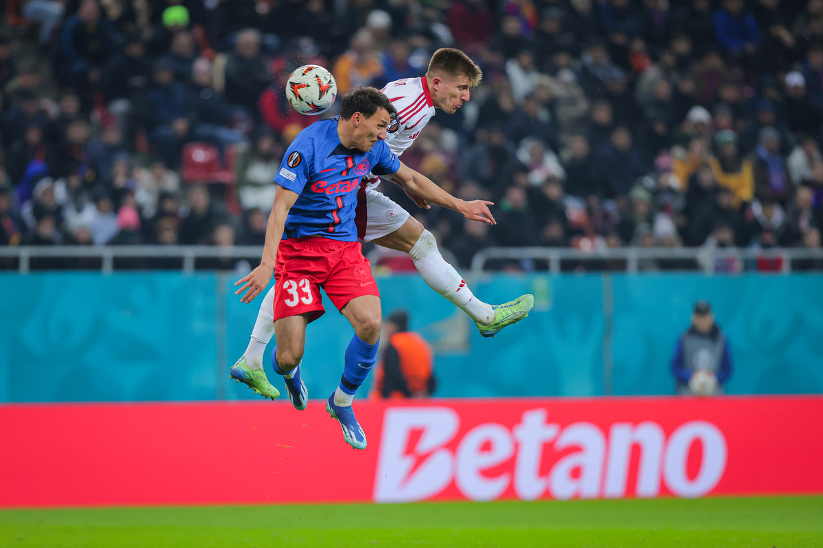 BUCHAREST, ROMANIA - NOVEMBER 28: Risto Radunovic (L) of FCSB jumps to the ball with Lorenzo Pirola (R) of Olympiacos during the UEFA Europa League 2024/25 League Phase MD5 match between Fotbal Club FCSB and Olympiacos FC at National Arena Stadium on November 28, 2024 in Bucharest, Romania. (Photo by Vasile Mihai-Antonio/Getty Images)