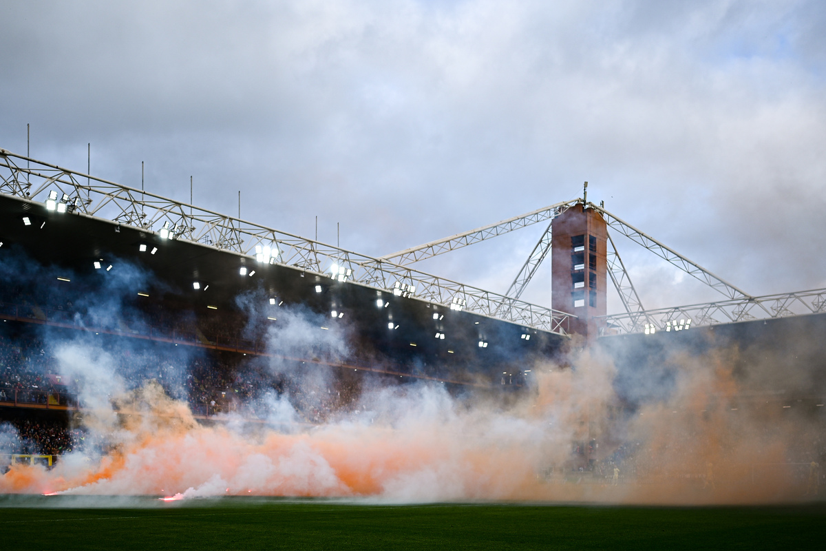 GENOA, ITALY - APRIL 23: Flares and smoke-bombs are thrown onto the pitch by Genoa fans during the Serie A match between Genoa and SS Lazio at Stadio Luigi Ferraris on April 23, 2025 in Genoa, Italy. (Photo by Simone Arveda/Getty Images)