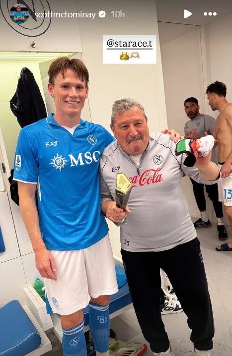 Scott McTominay e Tommaso Starace celebrando no vestiário do Napoli