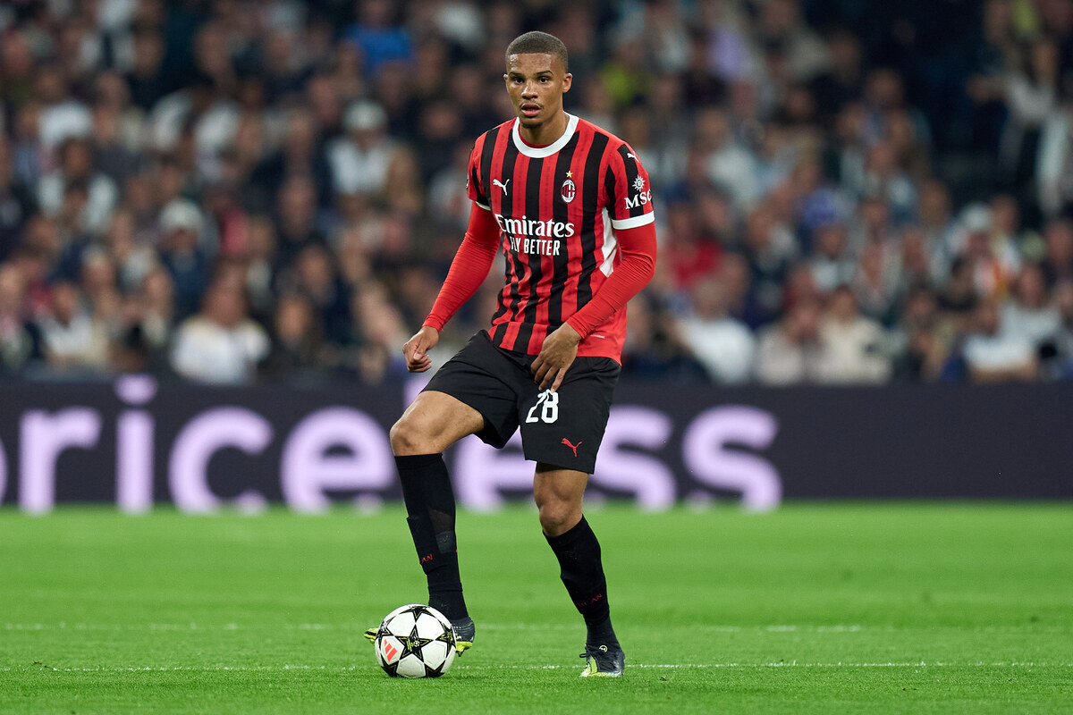 MADRID, SPAIN - NOVEMBER 05: Malick Thiaw of AC Milan controls the ball during the UEFA Champions League 2024/25 League Phase MD4 match between Real Madrid C.F. and AC Milan at Estadio Santiago Bernabeu on November 05, 2024 in Madrid, Spain. (Photo by Angel Martinez/Getty Images)