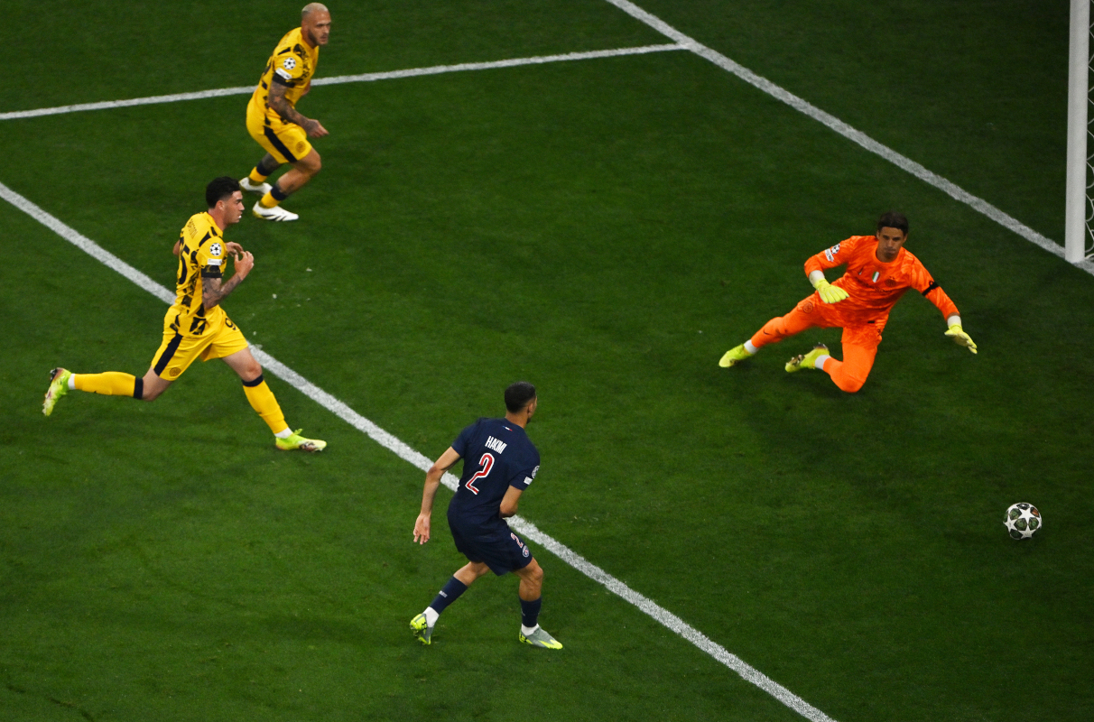 MUNICH, Alemania-31 de mayo: Achraf Hakimi de Paris Saint-Germain anota el primer gol de su equipo más allá de Yann Sommer de FC Internationalee durante la final de la UEFA Champions League 2025 entre Paris Saint-Germain y el FC Internalionale Milano en Munich Football Arena el 31 de mayo de 2025 en Munich, Alemania. (Foto de Dan Mullan/Getty Images)