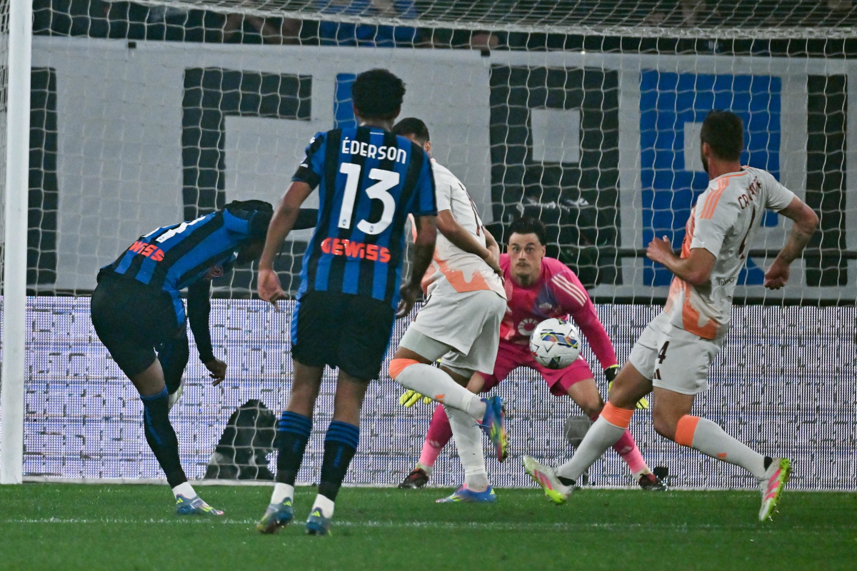 La EPA12094854 Ademola Lookman de Atalanta obtiene el gol de 1-0 durante el partido de fútbol de la Serie A italiana entre Atalanta BC y como Roma, en Bergamo, Italia, 12 de mayo de 2025. EPA-Efe/Michele Maraviglia