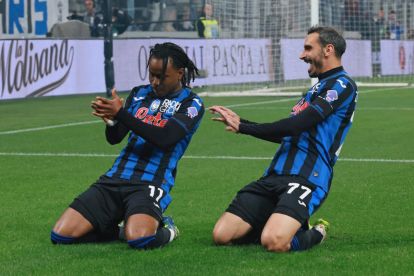 epa12094973 Atalanta's Ademola Lookman (L) celebrates scoring the 1-0 goal during the Italian Serie A soccer match between Atalanta BC and AS Roma, in Bergamo, Italy, 12 May 2025. EPA-EFE/MICHELE MARAVIGLIA