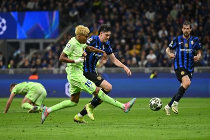 MILAN, ITALY - MAY 06: Lamine Yamal of FC Barcelona crosses the ball whilst under pressure from Alessandro Bastoni of FC Internazionale during the UEFA Champions League 2024/25 Semi Final Second Leg match between FC Internazionale Milano and FC Barcelona at Giuseppe Meazza Stadium on May 06, 2025 in Milan, Italy. (Photo by Dan Mullan/Getty Images)