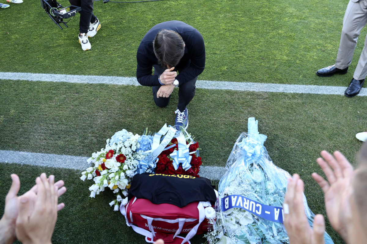 LECCE, ITALY - MAY 03: Head coach of Napoli Antonio Conte during a minute of silence in memory of the Lecce physiotherapist Graziano Fiorita prior the Serie A match between Lecce and Napoli at Stadio Via del Mare on May 03, 2025 in Lecce, Italy. (Photo by Maurizio Lagana/Getty Images)