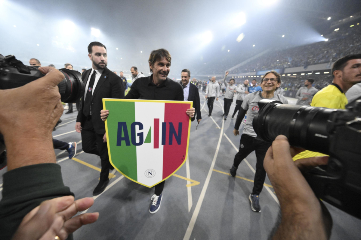 EPA12129564 El entrenador de SSC Napoli, Antonio Conte, celebra ganar el título de la Serie A 2024/2025 después del partido de fútbol de la Serie A italiana entre SSC Napoli y Cagliari Calcio, en Nápoles, Italia, 23 de mayo de 2025. SSC Napoli ganó su título de la Cuarta Liga. Epa-Efe/Ciro Fusco