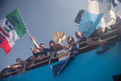 NAPLES, ITALY - MAY 26: SSC Napoli players and Antonio Conte show the Scudetto trophy during the parade on the seafront on May 26, 2025 in Naples, Italy. SSC Napoli players on the open-top bus in parade along the Naples seafront celebrate the Scudetto victory. (Photo by Ivan Romano/Getty Images)