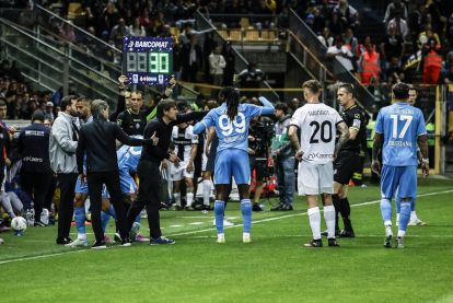 epa12115184 Napoli's coach Antonio Conte (C-L) interacts with referee Daniele Doveri (2-R) during the Italian Serie A soccer match between Parma Calcio and SSC Napoli, in Parma, Italy, 18 May 2025. EPA-EFE/ELISABETTA BARACCHI