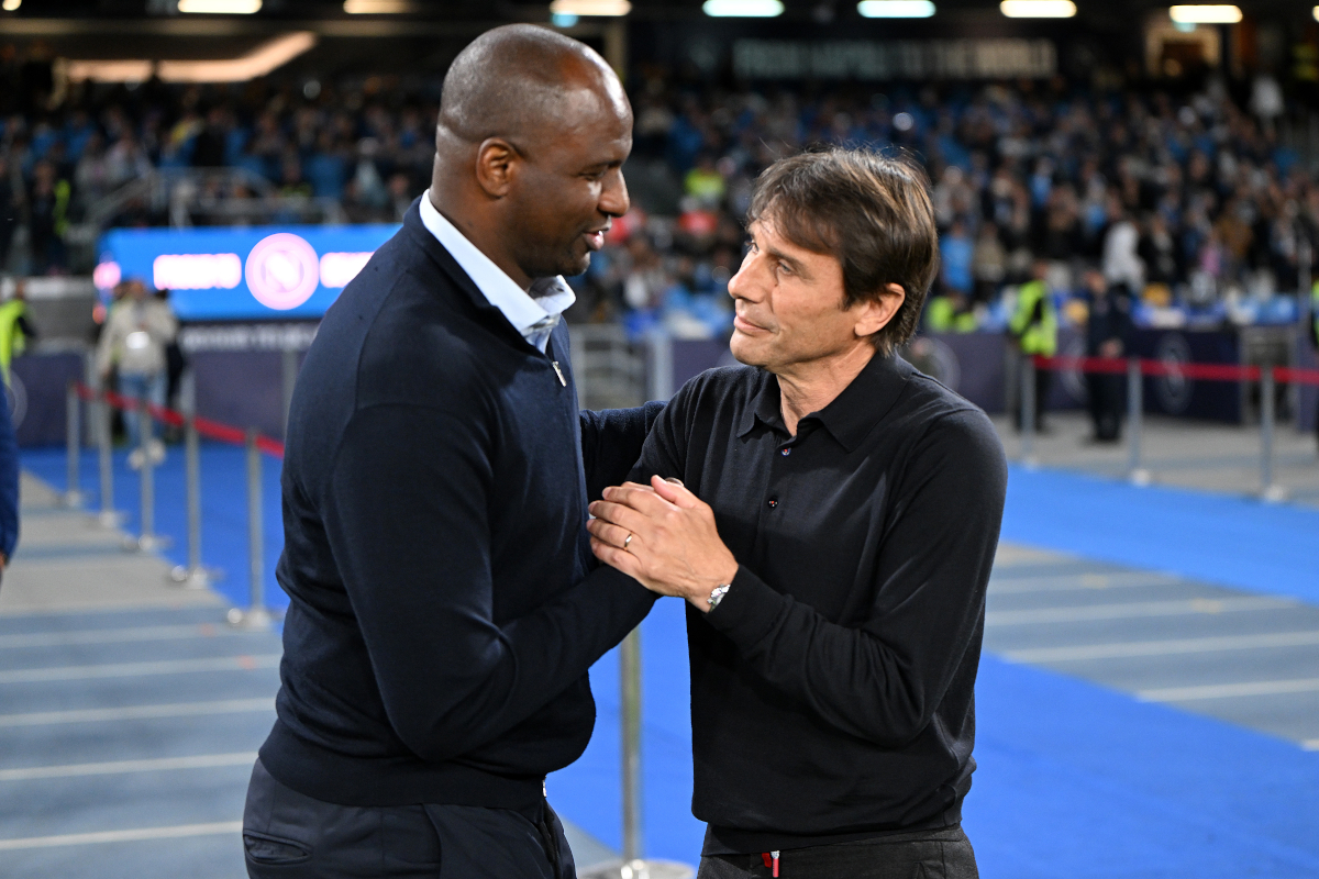 Nápoles, Italia - 11 de mayo: El entrenador en jefe de Patrick Vieira Génova saluda al entrenador en jefe de Antonio Conte Napoli antes del partido de la Serie A entre Napoli y Génova en Stadio Diego Armando Maradona el 11 de mayo de 2025 en Nápoles, Italia. (Foto de Francesco Pecoraro/Getty Images)