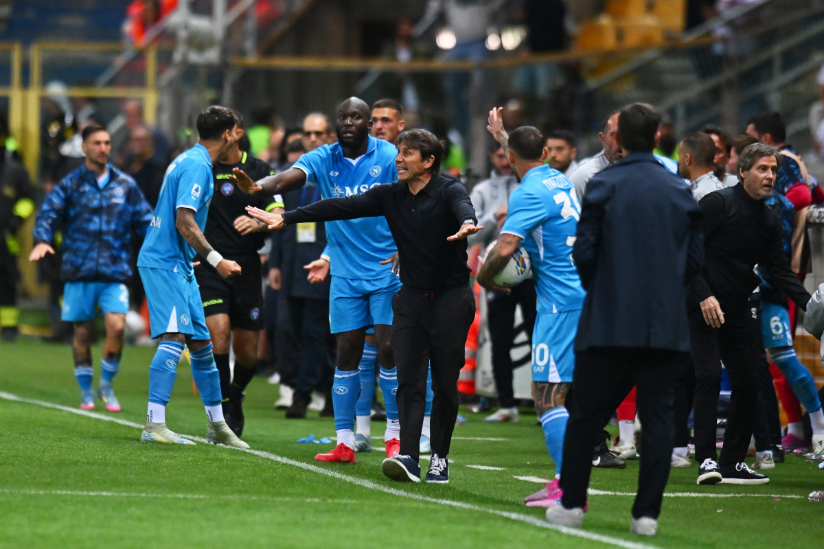 Parma, Italia - 18 de mayo: Antonio Conte, entrenador en jefe de Napoli, reacciona durante el partido de la Serie A entre Parma y Napoli en Stadio Ennio Tardini el 18 de mayo de 2025 en Parma, Italia. (Foto de Alessandro Sabattini/Getty Images)