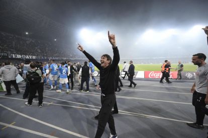 epa12129582 SSC Napolis coach Antonio Conte celebrates winning the 2024/2025 Serie A title after the Italian Serie A soccer match between SSC Napoli and Cagliari Calcio, in Naples, Italy, 23 May 2025. SSC Napoli won their fourth league title. EPA-EFE/CIRO FUSCO