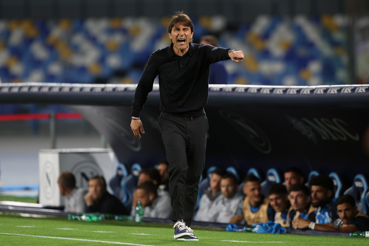 Nápoles, Italia - 11 de mayo: el entrenador en jefe de Antonio Conte Napoli reacciona durante el partido de la Serie A entre Napoli y Génova en Stadio Diego Armando Maradona el 11 de mayo de 2025 en Nápoles, Italia. (Foto de Francesco Pecoraro/Getty Images)