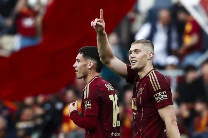 EPA12073520 Roma's Artem Dovbyk (R) merayakan dengan rekan satu timnya setelah mencetak gol 1-0 selama pertandingan sepak bola Serie A Italia antara As Roma dan ACF Fiorentina, di Roma, Italia, 04 Mei 2025. EPA-EFE/Angelo Carconi (Napoli Links))