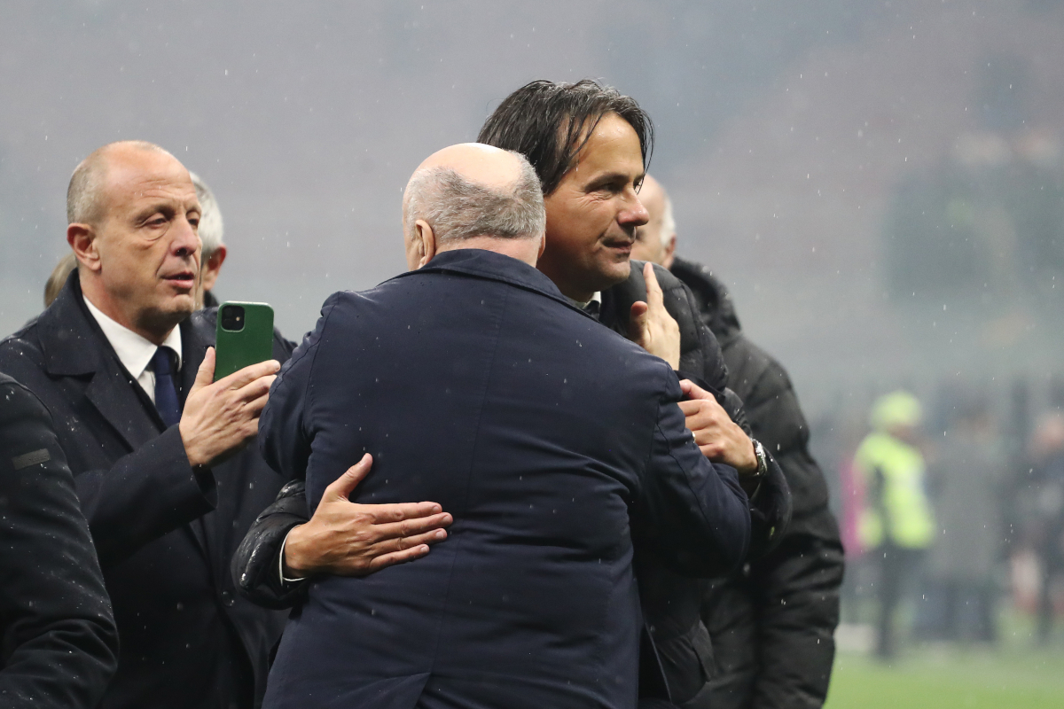 Milán, Italia - 22 de abril: Simone Inzaghi, entrenador en jefe de FC Internazionale, celebra ganar el título de la Serie A Tim con Giuseppe Marotta, el Director Ejecutivo del Director Ejecutivo del FC Internazionale Sport, después de ganar el partido de la Serie A Tim entre AC Milan y FC Internationale en Stadio Giuseppe Meazze el 22 de abril, 2024 en Milan, Italy. (Foto de Marco Luzzani/Getty Images)