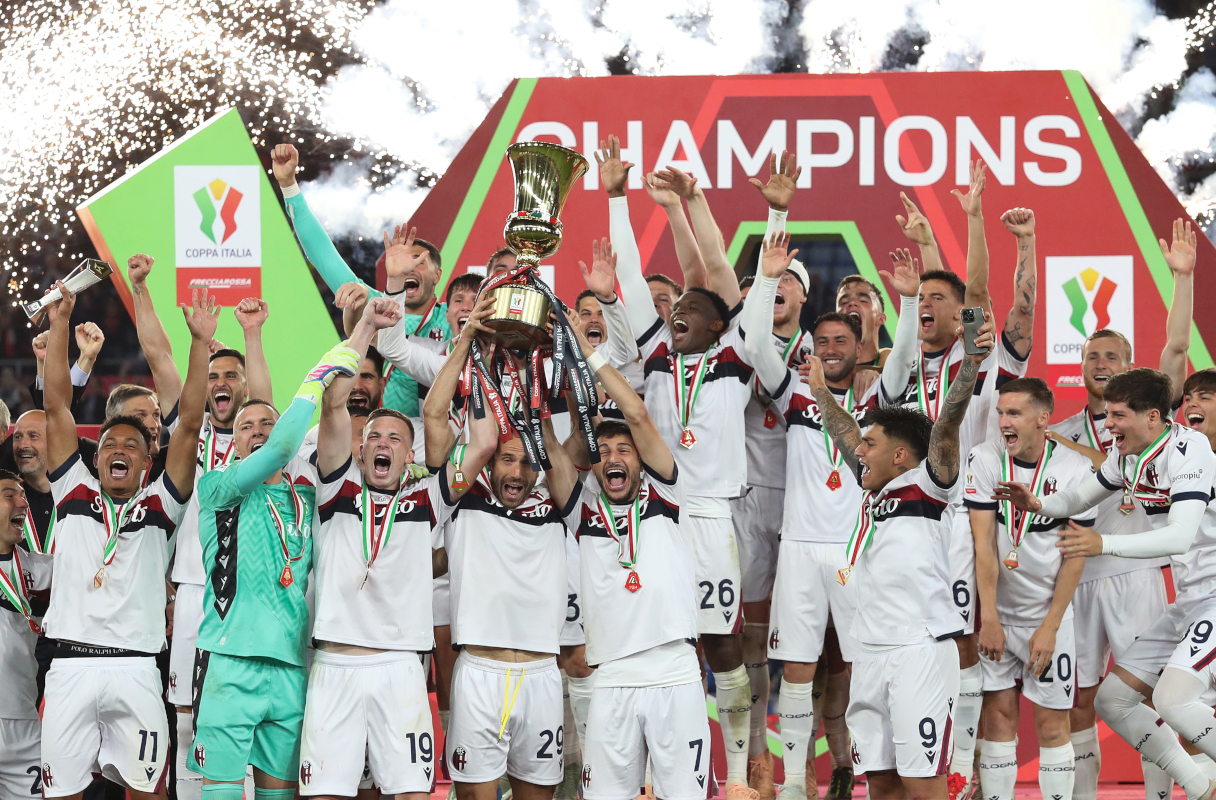 Italiano agrees to Bologna contract extension despite Milan interest 3 ROME, ITALY - MAY 14: Lewis Ferguson, Lorenzo De Silvestri and Riccardo Orsolini of Bologna lift the Coppa Italia trophy as their team mates celebrate after the team's victory in the Coppa Italia Final match between AC Milan and Bologna at Stadio Olimpico on May 14, 2025 in Rome, Italy. (Photo by Paolo Bruno/Getty Images)