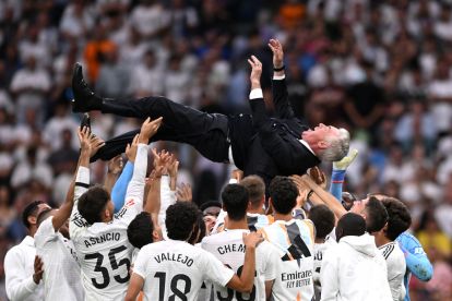 MADRID, SPAIN - MAY 24: Carlo Ancelotti, Head Coach of Real Madrid, is lifted in the air by the players after the team's victory following the LaLiga match between Real Madrid CF and Real Sociedad at Estadio Santiago Bernabeu on May 24, 2025 in Madrid, Spain. (Photo by Denis Doyle/Getty Images)