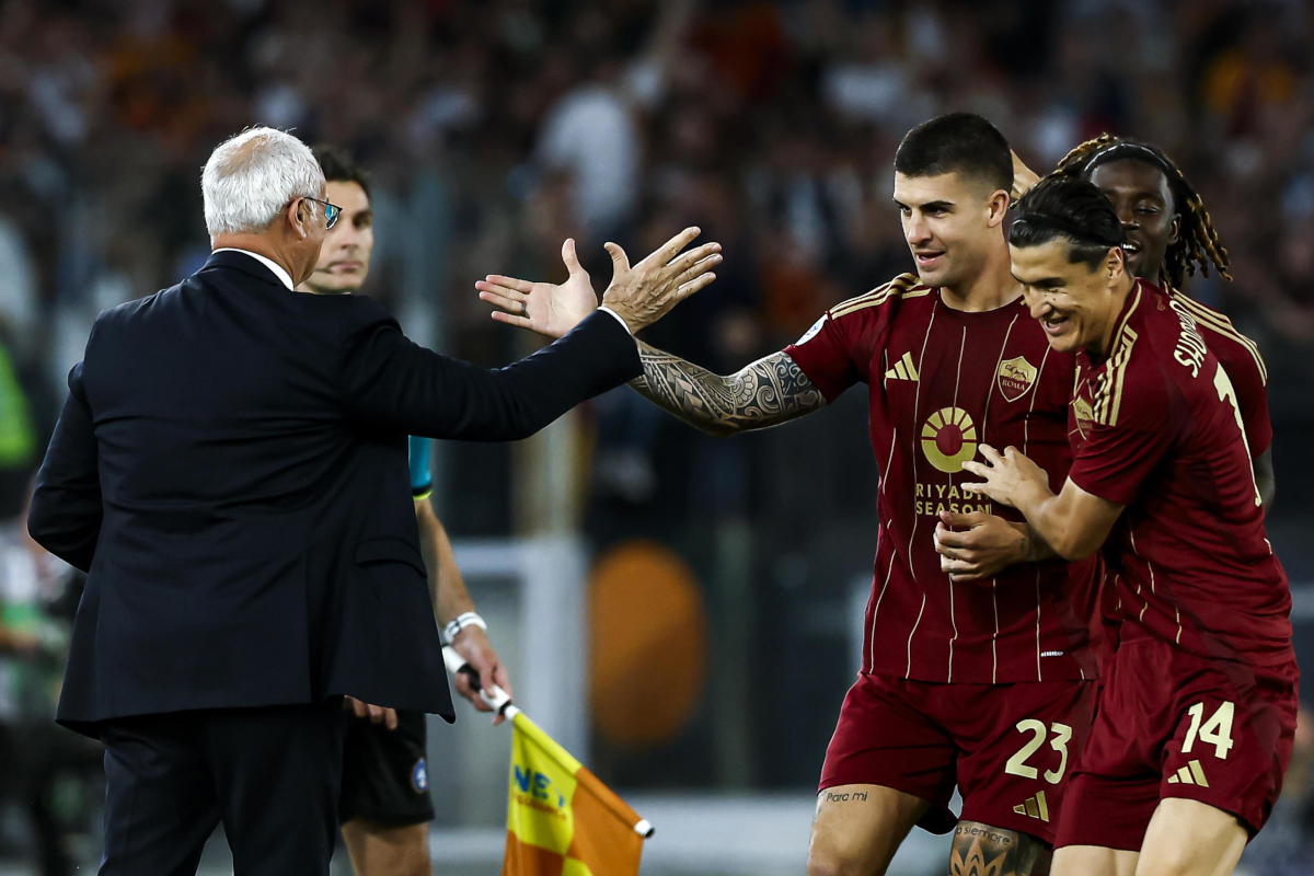 epa12114563 Romas Gianluca Mancini celebrates with his teammates and head coach Claudio Ranieri (L) after scoring the 1-0 goal during the Italian Serie A soccer match between AS Roma and AC Milan, in Rome, Italy, 18 May 2025. EPA-EFE/ANGELO CARCONI
