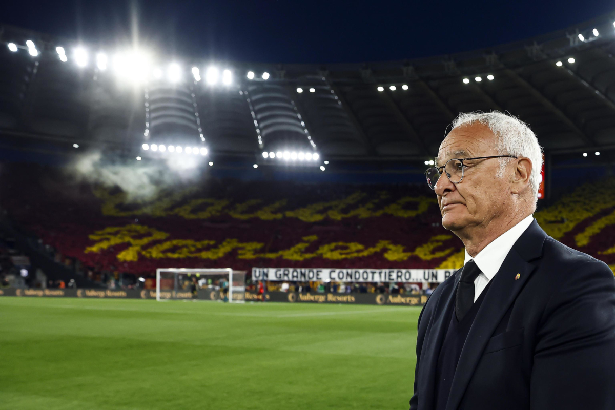 EPA12114821 El entrenador de Roma, Claudio Ranieri, observa durante el partido de fútbol de la Serie A italiano entre Roma y AC Milan, en Roma, Italia, 18 de mayo de 2025. Epa-Efe/Angelo Carconi