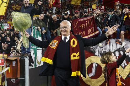 epa12115307 Romas coach Claudio Ranieri greets supporters as he is honored after the Italian Serie A soccer match between AS Roma and AC Milan, in Rome, Italy, 18 May 2025. EPA-EFE/ANGELO CARCONI