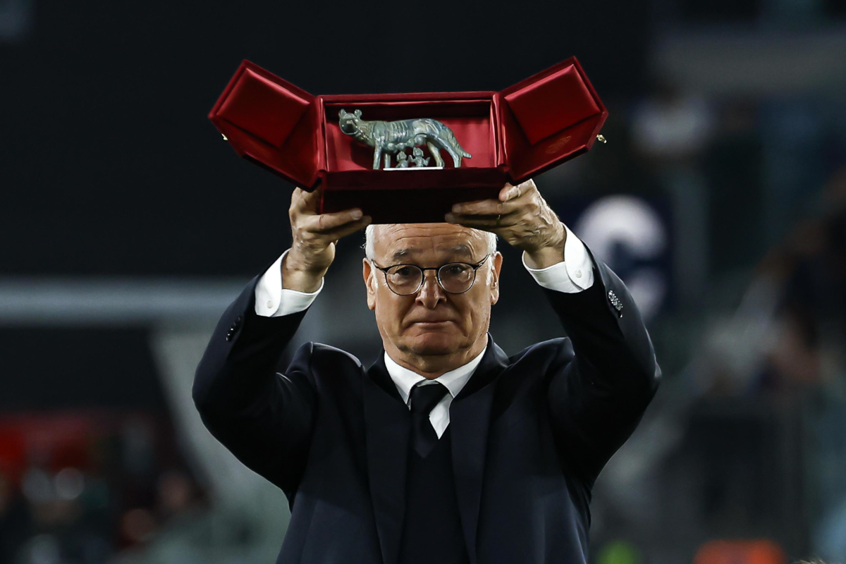 EPA12115156 El entrenador de Roma, Claudio Ranieri, muestra un trofeo durante el partido de fútbol de la Serie A italiano entre Roma y AC Milan, en Roma, Italia, 18 de mayo de 2025. Epa-Efe/Angelo Carconi
