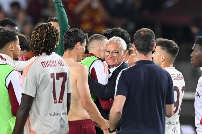 epa12135665 Roma coach Claudio Ranieri celebrates with players the victory at the end of the Italian soccer Serie A match between Torino FC vs AS Roma at the Olimpico Grande Torino Stadium in Turin, Italy, 25 May 2025. EPA-EFE/ALESSANDRO DI MARCO