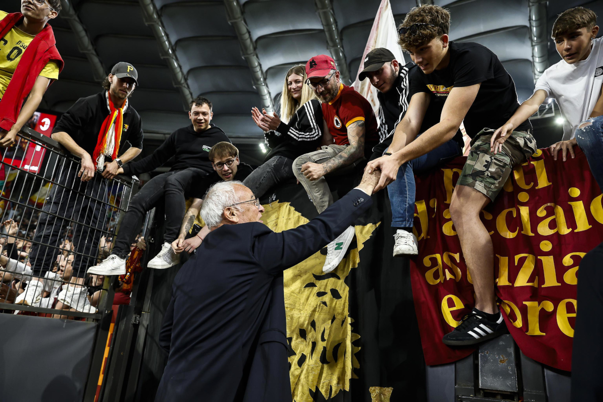 EPA12115313 El entrenador de Roma, Claudio Ranieri, saluda a los partidarios, ya que es honrado después del partido de fútbol de la Serie A italiana entre Roma y AC Milan, en Roma, Italia, 18 de mayo de 2025. Epa-Efe/Angelo Carconi