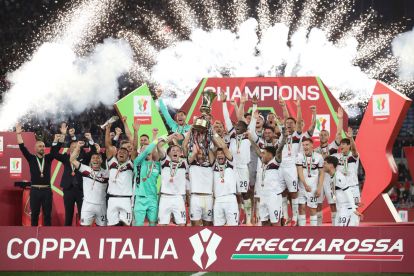 ROME, ITALY - MAY 14: Lewis Ferguson, Lorenzo De Silvestri and Riccardo Orsolini of Bologna lift the Coppa Italia trophy as their team mates celebrate after the team's victory in the Coppa Italia Final match between AC Milan and Bologna at Stadio Olimpico on May 14, 2025 in Rome, Italy. (Photo by Paolo Bruno/Getty Images)