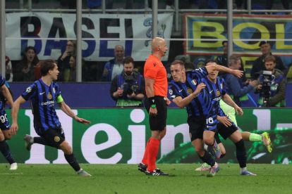 EPA12078784 FC Inter's Davide Frattesi (R) merayakan mencetak gol 4-3 selama pertandingan sepak bola ke-2 semifinal Liga UEFA antara Inter Milan dan FC Barcelona, di Milan, Italia, 06 Mei 2025. EPA-EFE/Roberto Breganii