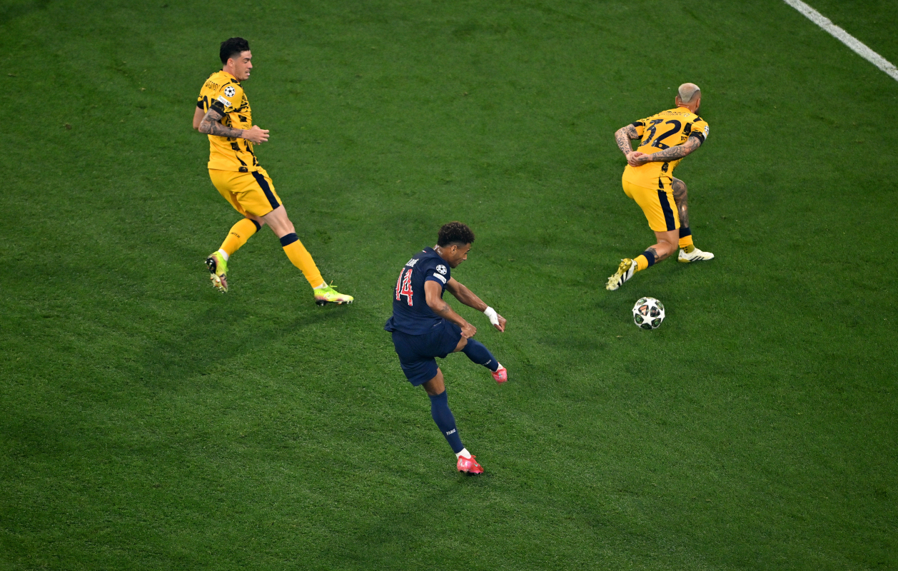 MUNICH, Alemania-31 de mayo: Desire Doe de Paris Saint-Germain anota el segundo gol de su equipo, mientras que bajo la presión de Federico DiMarco y Alessandro Bastoni de FC Internalionale, durante la Final de la Liga de Campeones de la UEFA, en la final de 2025 entre Paris Saint-Germain y el FC Milano Milano en el fútbol de fútbol en Muna el 31 de mayo de 2025 en Munich, Alemania. (Foto de Dan Mullan/Getty Images)