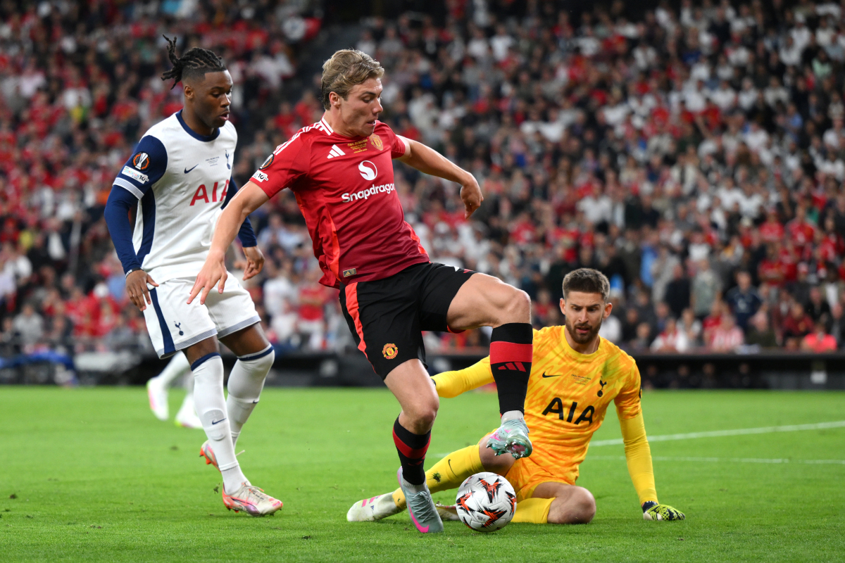 Bilbao, Hiszpania - 21 maja: Rasmus Hojlund z Manchester United biegnie z piłką pod presją Destiny Udogie i Guglielmo Vicario z Tottenham Hotspur podczas finału Uefa Europa League 2025 między Tottenhamem Hotspur i Manchester United w Estadio de San Mames w dniu 21 maja 2025 r. W Bilbao. (Zdjęcie David Ramos/Getty Images)