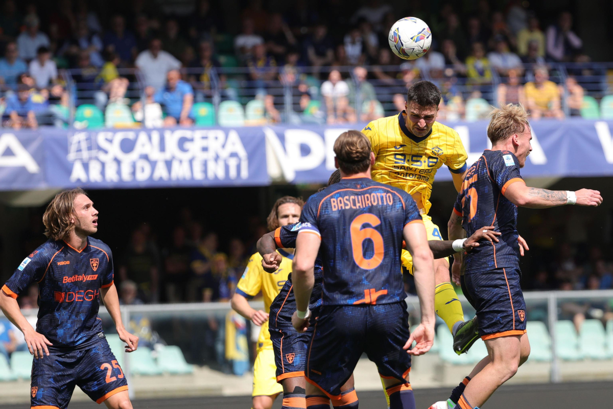 EPA12091133 Diego Coppola de Hella Verona anota el gol 1-1 durante el partido de fútbol de la Serie A italiano a Hellas VERONA FC VS US LECCE en el estadio Marcantonio Bentegodi en Verona, Italia, 11 de mayo de 2025. EPA-EFE/EMANUELE Pennacchio