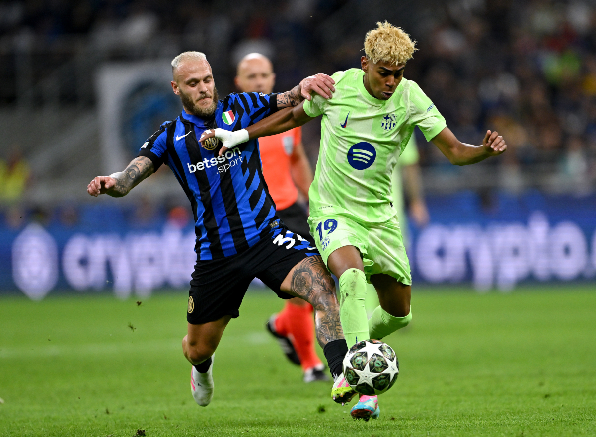 MILAN, ITALY - MAY 06: Lamine Yamal of FC Barcelona is challenged by Federico Dimarco of FC Internazionale during the UEFA Champions League 2024/25 Semi Final Second Leg match between FC Internazionale Milano and FC Barcelona at Giuseppe Meazza Stadium on May 06, 2025 in Milan, Italy. (Photo by Dan Mullan/Getty Images)