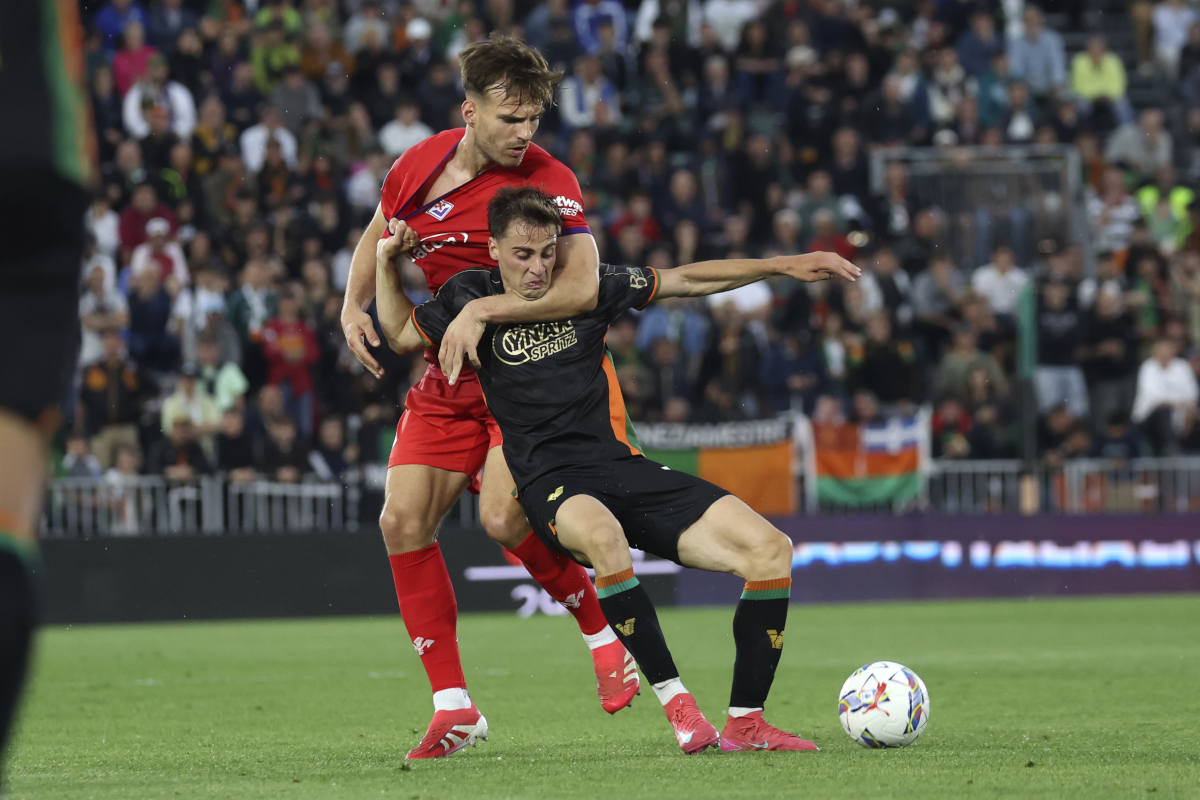 'Fiorentina will try, but don't always get what you deserve' after 2-1 defeat 2 VENICE, ITALY - MAY 12: Gaetano Oristanio of Venezia competes for the ball with Marin Pongracic of Fiorentina during the Serie A match between Venezia and Fiorentina at Stadio Pier Luigi Penzo on May 12, 2025 in Venice, Italy. (Photo by Maurizio Lagana/Getty Images)