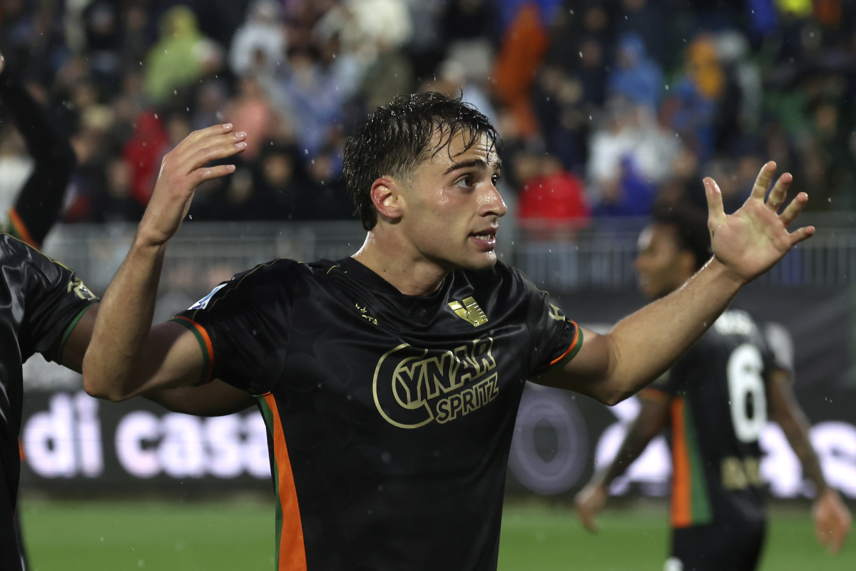 Venecia, Italia - 12 de mayo: Gaetano Oristanio de Venezia celebra después de anotar el segundo gol de su equipo durante el partido de la Serie A entre Venezia y Fiorentina en Stadio Pier Luigi Penzo el 12 de mayo de 2025 en Venecia, Italia. (Foto de Maurizio Lagana/Getty Images)