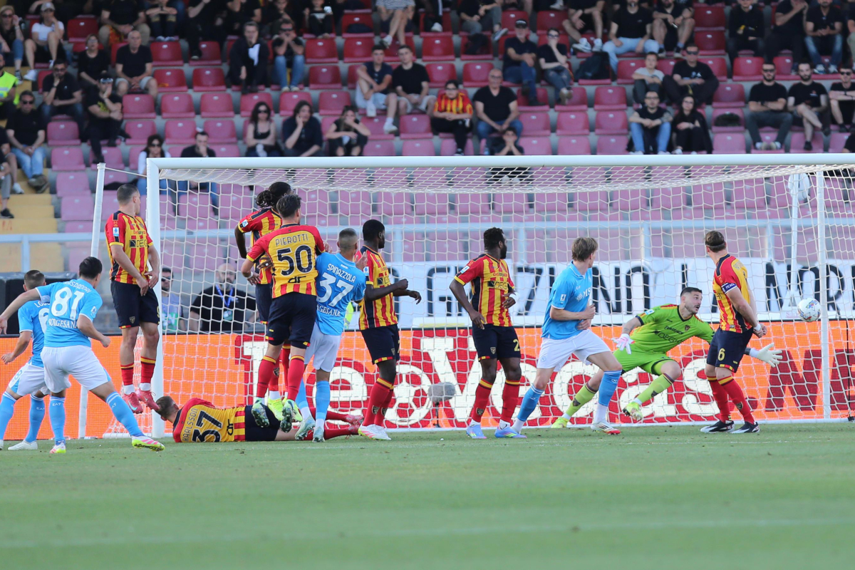 epa12071590 SSC Napoli's Giacomo Raspadori scores the 0-1 goal during the Italian Serie A soccer match between US Lecce and SSC Napoli, in Lecce, Italy, 03 May 2025. EPA-EFE/ABBONDANZA SCURO LEZZI