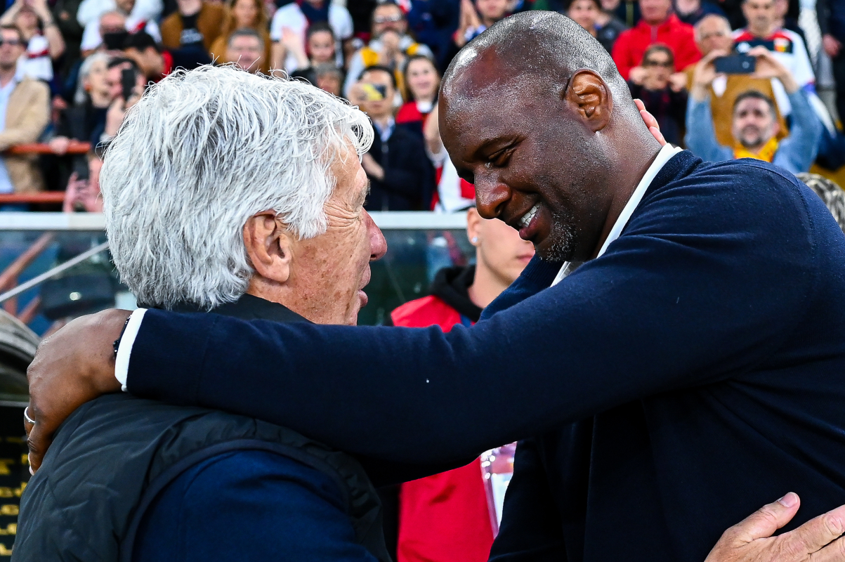 Genoa, Italia - 17 de mayo: Gian Piero Gasperini, entrenador en jefe de Atalanta (izquierda), saluda a Patrick Vieira, entrenador en jefe de Génova, antes de comenzar en el partido de la Serie A entre Génova y Atalanta en Stadio Luigi Ferraris el 17 de mayo de 2025 en Génova, Italia. (Foto de Simone Arveda/Getty Images)
